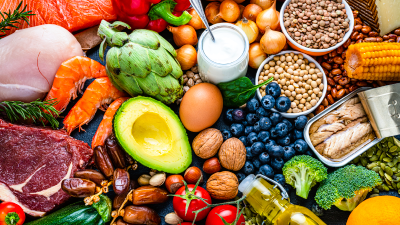 A alimentação sustentável consiste na prática e oferta de alimentos nutricionalmente ricos, variados, sazonais, sem aditivos químicos e conservantes (Foto: Getty Images)